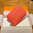Damska mała portmonetka z prawdziwej skóry Zapięcie na zamek Ziarnista powierzchnia Skórzane pętelki na suwaku Zaokrąglone rogi Kompaktowe wymiary 6