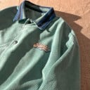 Dámská manšestrová bunda na knoflíky Pruhovaný límec Velký nápis na zádech Žebrované manžety a lem Snížená linie ramen Polyester 4