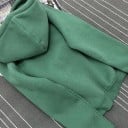 Dámská mikina s kapucí a klokaní kapsou Drobný nápis na hrudi Polyester a bavlna Stahovací šňůrka Žebrované manžety a lem Dlouhý rukáv 7