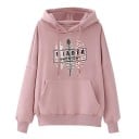 Dámská mikina s kapucí a potiskem tří per na hrudi Klokaní kapsa Volný střih se spadlými rameny Žebrované manžety a lem Polyester 4