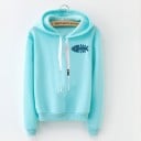 Dámska mikina s kapucňou a malým farebným motívom na hrudi Dlhý rukáv Široké šnúrky v kapucni Žebrované manžety a lem Polyester 15