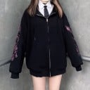 Dámská mikinová bunda s kapucí na zip Černá Růžový motiv lebky s mečem a růžemi na rukávech Přední kapsy Volný střih Polyester a akryl 4