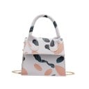 Dámska mini crossbody kabelka so vzorom Horné ucho a retiazka v zlatej farbe Do ruky aj cez rameno PU koža a polyester 14 x 5 x 12 cm 5