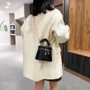 Dámská mini kabelka ve tvaru válce s řaseným uchem Umělá kůže Řetízek přes rameno Ozdobné přívěsky na zipu 17 x 11 x 13 cm 6