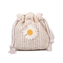Dámska mini kabelka z prútia s veľkou sedmokráskou Stahovací vak so šnúrkami zakončenými strapcami Pletený povrch Rozmery 14 x 15 x 5,5 cm 3