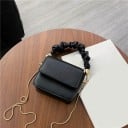 Dámská mini kabelka z PU kůže s nařaseným uchem do ruky Tenký řetízkový popruh přes rameno Zapínání na klopu Rozměry 12 x 11 x 6 cm 1