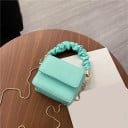 Dámská mini kabelka z PU kůže s nařaseným uchem do ruky Tenký řetízkový popruh přes rameno Zapínání na klopu Rozměry 12 x 11 x 6 cm 5
