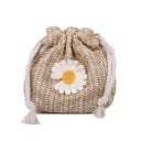 Dámská mini kabelka ze slámy s velkou kopretinou Stahovací vak se šňůrkami zakončenými střapci Pletený povrch Rozměry 14 x 15 x 5,5 cm 2