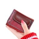 Dámská mini peněženka z pravé kůže Vícebarevné provedení s kontrastním prošíváním Přední kapsa s chlopní Rozměry 10 x 8 x 2 cm 6