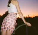 Dámská mini sukně s potiskem medvídků Růžová sukně rovného střihu nad kolena se zvlněným lemem Polyester a spandex Pružný materiál 2