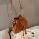 Damska mini torebka w kształcie worka z PU skóry Zaciągana sznurówka z metalowymi oczkami Pasek ze złotym łańcuszkiem na ramię 15 x 13 x 4