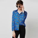 Dámska modrá košeľa s potlačou zebier a dlhým rukávom Klasický golier Zapínanie na gombíky Zaoblený lem Dlhšie zadné časti Polyester 4