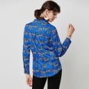 Dámska modrá košeľa s potlačou zebier a dlhým rukávom Klasický golier Zapínanie na gombíky Zaoblený lem Dlhšie zadné časti Polyester 5