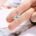 Dámská náušnice pecka s obloukem z pěti kamínků Malá náušnice ve stylu piercingu s tyčinkou a kulovým uzávěrem Zirkony Bižuterní kov 20