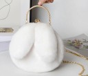 Dámska okrúhla kabelka so zajačími ušami 22 x 21 cm Hebký chlpatý povrch Kovové ucho Rámové zapínanie Dlhý reťazec cez rameno 18
