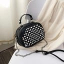 Dámska oválna crossbody kabelka s kovovými cvočkami z PU kože Horné ucho Popruh s retiazkou Zapínanie na zips Rozmery 20 x 16 x 10 cm 1