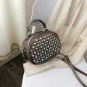 Dámska oválna crossbody kabelka s kovovými cvočkami z PU kože Horné ucho Popruh s retiazkou Zapínanie na zips Rozmery 20 x 16 x 10 cm 5