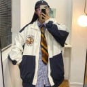 Dámska oversize bunda na zips Biela s tmavomodrými dielmi Se stojáčikom Kulatý motív na hrudi Stiahnuté manžety a lem Voľné rukávy Bočné vrecká 4