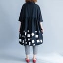 Dámská oversize košile s potiskem bílých kostiček Černá Asymetrický lem s delší zadní částí Rukáv po loket Boční kapsy Polyester 5