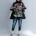 Dámská oversize mikina s rolákem Černá s velkým květinovým potiskem Široké rukávy po loket Boční kapsy Rozparky na bocích Polyester 6