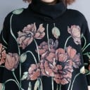 Dámska oversize mikina s rolákom Čierna s veľkým kvetinovým potlačom Široké rukávy po lakeť Bočné vrecká Rozparky na bokoch Polyester 7