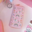 Dámska peňaženka na zips s potlačou jednorožca Podlhovastý tvar Hravé farebné motívy Materiál PU kože a polyester Rozmery 20 x 10 x 2,5 cm 9