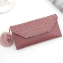 Dámská peněženka z PU kůže s obálkovou chlopní Vlnitý okraj chlopně Zdobení cvočky ve zlatém odstínu Štíhlý tvar 19,5 x 10 x 2,5 cm 6