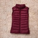 Dámska pérová vesta bez rukávov so stojačikom Krátky prešívaný strih Zips po celej dĺžke Výplň z kačacieho páperia Obal z polyesteru 7