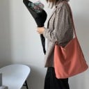 Dámská plátěná taška přes rameno s dlouhým popruhem Zapínání na patentku Měkký prostorný tvar Rozměry 29 x 34 cm Plátno s polyesterem 2