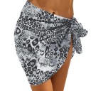 Dámska plážová sukňa Krátky zavinovací sarong s uvazovaním na boku Ľahká splývavá látka z polyesteru Výrazný potlač cez celú plochu 4
