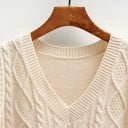 Dámská pletená vesta s copánkovým vzorem Výstřih do V Bez rukávů Kratší délka Boční rozparky Žebrované lemy Polyester a bavlna 10