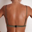 Dámská podprsenka bralette s trojúhelníkovými košíčky Hluboký výstřih do V Tenká ramínka Široký spodní lem Hladký polyester 6