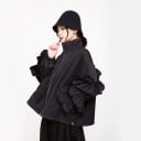 Dámská podzimní bunda černá Široké rukávy s volány Vysoký stojáček Zapínání na zip Volný rozšířený střih Polyester s bavlnou 4