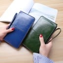 Damska portmonetka kopertówka z błyszczącej skóry PU z paskiem na nadgarstek Zapięcie na zamek Płaski kształt 18 x 11,5 cm Przeszywany 8