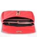 Dámska prešívaná ledvinka s klopou a otočným zapínaním Opasok s vpleteným reťazcom Kosoštvorcové prešívanie Kovanie zlatej farby 12 x 18 x 9