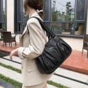 Dámska priestranná kabelka cez rameno Dve ucha s kovovými nýty Niekoľko oddelení na zips Predné vrecká so zipsom Umelá koža 36 x 25 x 12 7