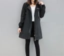 Dámská prodloužená bunda s kapucí Černá Zapínání na zip s légou Boční kapsy Žebrované manžety Ozdobné pásky s nápisy Polyester 2