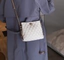Dámská prošívaná crossbody kabelka přes rameno Kosočtverečný vzor Řetízkový popruh Zlatavý otočný zámek Krémová PU kůže 20 x 17 x 6 cm 2