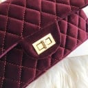 Dámská prošívaná kabelka přes rameno 24 x 15 x 7 cm Sametový vzhled Zlatý řetízkový popruh Otočný zámek na klopě Kosočtvercový vzor 8