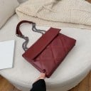 Dámská prošívaná kabelka přes rameno Řetízkový popruh Široká klopa Kosočtverečné prošívání Hladká PU kůže Rozměry 26 x 20 x 5 cm 4