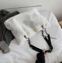 Dámská prostorná kabelka přes rameno z umělé kožešiny Tmavé kovové řetízky a černá ucha Hebký plyšový povrch s jemným leskem 1