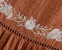 Dámská rezavá halenka s květinovou výšivkou Dlouhé volné rukávy Kulatý výstřih Nabíraný střih Ažurová vsadka Bavlna a polyester 4