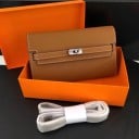 Damska skórzana torebka crossbody z klapą i metalowym zapięciem Mała torebka kopertowa z odpinanym paskiem 22 x 14 x 4 cm 3