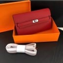 Damska skórzana torebka crossbody z klapą i metalowym zapięciem Mała torebka kopertowa z odpinanym paskiem 22 x 14 x 4 cm 10