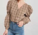 Dámska skrátená kockovaná blúzka s otvorenými chrbtom a mašľou Nadýchané dlhé rukávy Výstrih do V Hnedé gombíky Polyester a bavlna 3