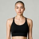Dámská sportovní podprsenka s dvojitými tenkými ramínky překříženými na zádech s vycpávkami a zapínáním na háčky na jógu i fitness 2