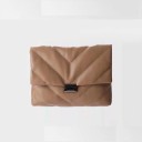 Damska torba crossbody z PU skóry z wyściełanym przeszyciem w kształcie V Duża torba z klapką i metalowym zapięciem 36 x 28 x 8 cm 3