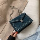 Damska torebka crossbody z ćwiekami 19 x 15 x 8 cm Zamszowy wygląd Klapa z metalowym zapięciem Srebrny łańcuszek na ramię 4