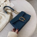 Damska torebka crossbody z łańcuszkowym paskiem i ozdobną klamrą Wytłoczony wzór o efektach 3D Solidny prostokątny kształt z klapą 8