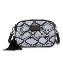 Damska torebka crossbody z wężowym wzorem i frędzlem Prostokątny kształt z zaokrąglonymi rogami Metalowa metka PU skóry Wymiary 22 x 15 x 3